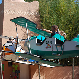 Gros plan sur un avion à l'escadrille au parc d'attraction Le PAL