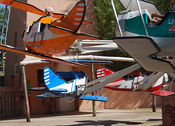 Les avions de l'escadrille au parc d'attraction Le PAL