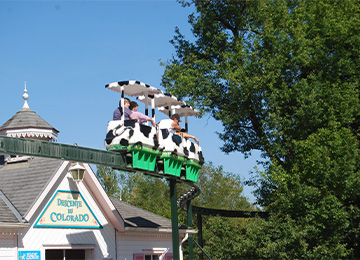 Le monorail au parc d'attraction le pal